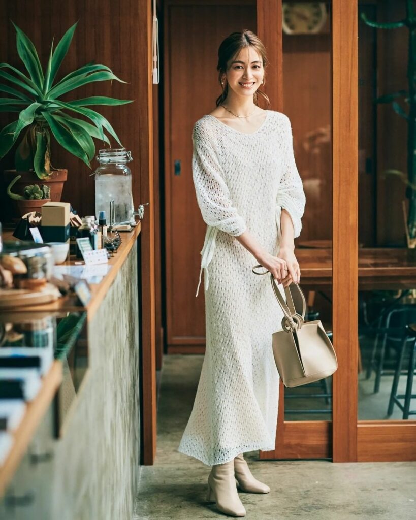 10月1日、今日の東京は雨。最高気温21度、最低気温19度の予報です(気象庁調べ・17時発表)。
雨がぱらつき気温がぐっと下がりそうな今日のコーデは、暖かみの 10月1日、今日の東京は雨。最高気温21度、最低気温19度の予報です(気象庁調べ・17時発表)。
雨がぱらつき気温がぐっと下がりそうな今日のコーデは、暖かみの