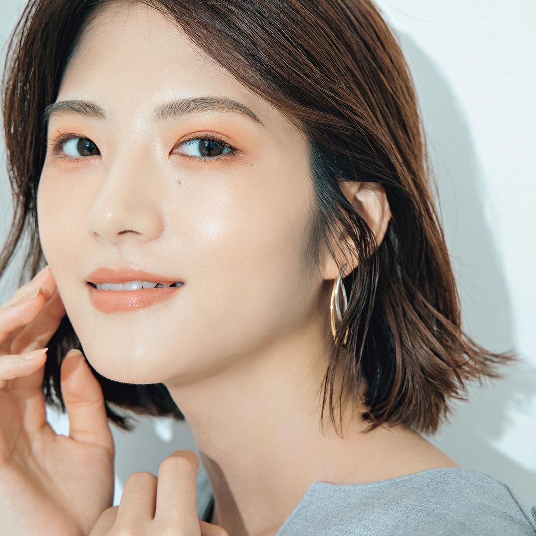 若月佑美も始めてます秋もラ ロッシュ ポゼのトーンアップuvで うるおうツヤ透明感肌へ 肌がキレイな人ほど 秋からのuv対策に注力中 Oggi美容専属モデル Magmoe