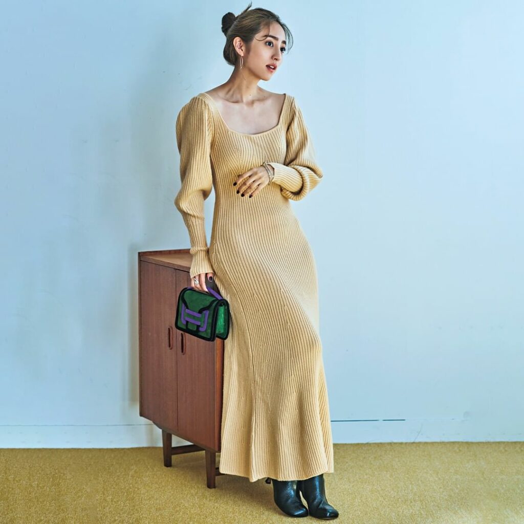 ／⁠
このコーデを真似したいと思ったら、⁠
コメントにをください！⁠
＼⁠
.⁠
9月28日(火)、⁠
バターイエローが秋らしい「ニットワンピ」は、⁠
マーメイ