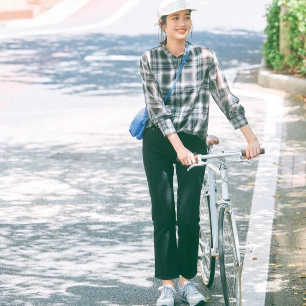 【9月28日（火）このコーデが好きな人はをコメントしてね！】

シアー素材ならチェックシャツも洒落見えします

程よい透け感が女らしさを演出するチェックシャツと