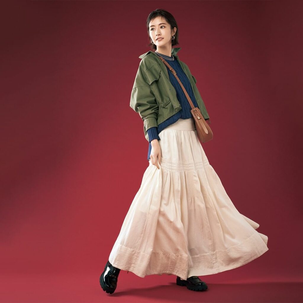 ／⁠
このコーデを真似したいと思ったら、⁠
コメントにをください！⁠
＼⁠
.⁠
9月30日(木)、⁠
白のフレアスカートを大人っぽく穿くなら、⁠
メンズライク