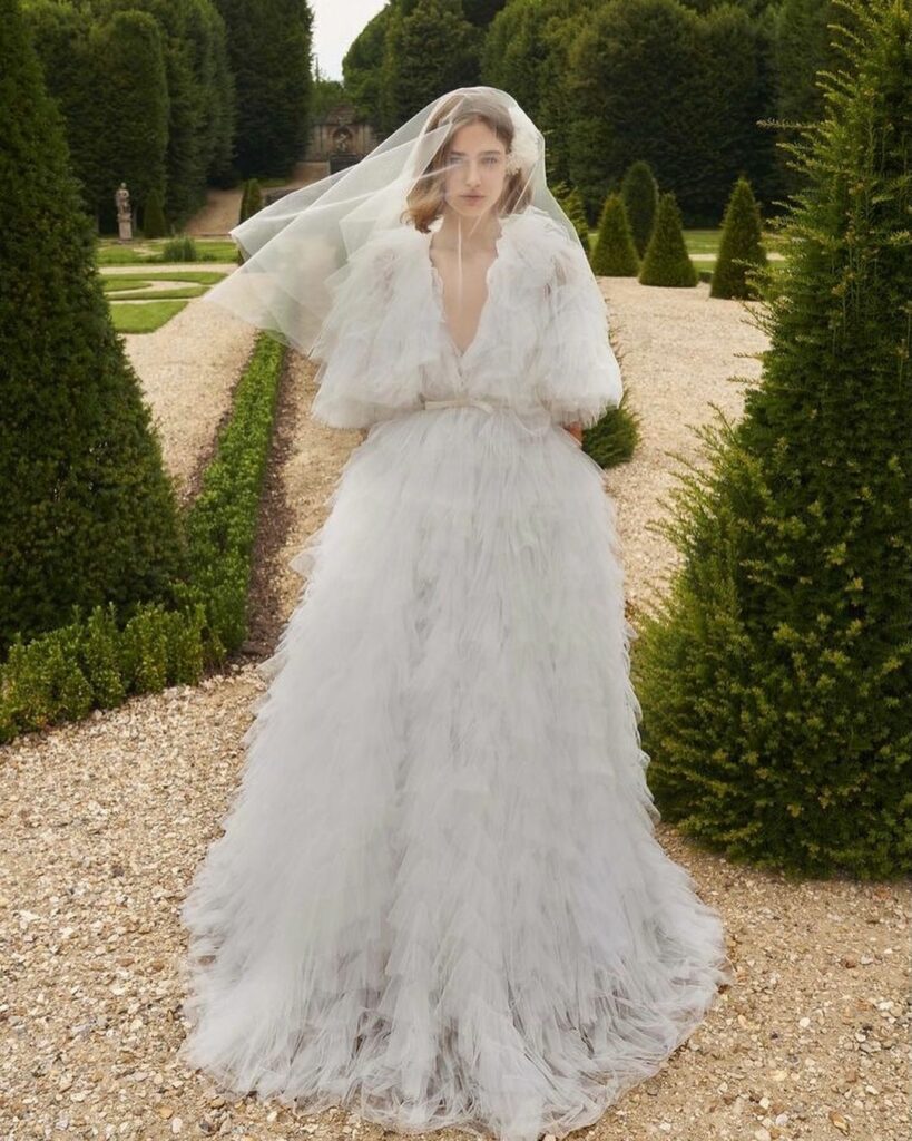 ジャンバティスタ ヴァリがウエディングラインを本格スタート。モナコのシャルロット・カシラギなど、ヴァリのドレスといえば、おしゃれなセレブ花嫁の御用達あなたは何枚 ジャンバティスタ ヴァリがウエディングラインを本格スタート。モナコのシャルロット・カシラギなど、ヴァリのドレスといえば、おしゃれなセレブ花嫁の御用達あなたは何枚