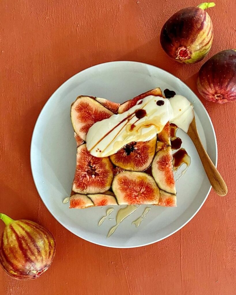 【#トーストレシピ 】『エル・グルメ』のオンラインにて月イチ連載中山口繭子の「トースト食べて解決だ！」今回は「#別れるべきか頑張るべきか」の難問に「いちじくの