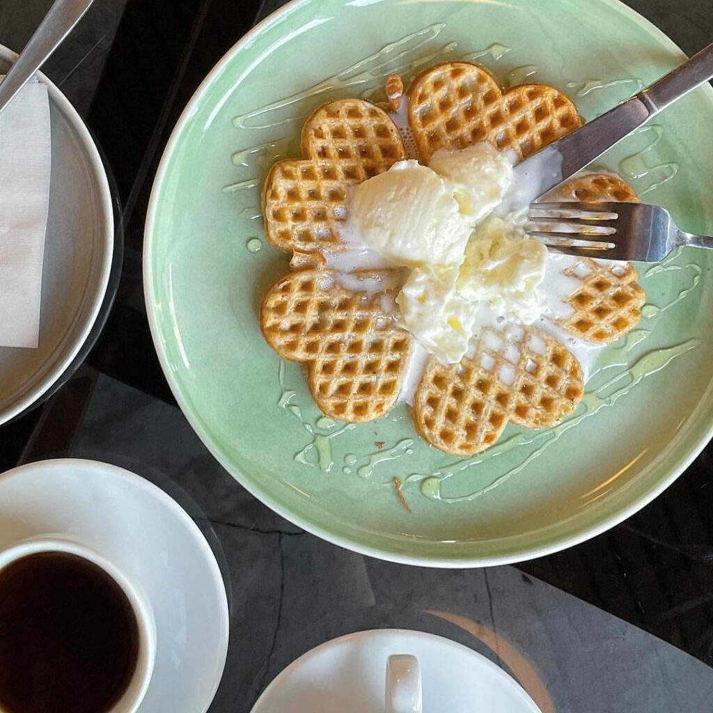 浅草にある、ノルウェー・オスロ発のカフェ「フグレン アサクサ」 では、見た目もキュートなノルウェーワッフルが楽しめるなかなか海外に行けない今こそ、フードやドリン 浅草にある、ノルウェー・オスロ発のカフェ「フグレン アサクサ」 では、見た目もキュートなノルウェーワッフルが楽しめるなかなか海外に行けない今こそ、フードやドリン