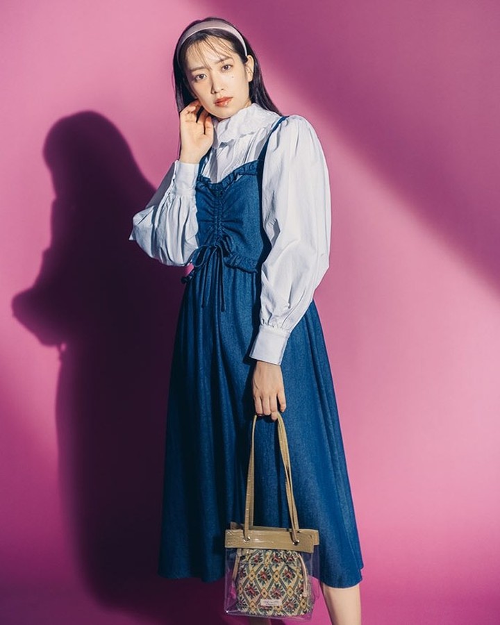 明日何着るか決まってる〜〜〜！？

毎日が楽しくなる #モテコーデ を紹介

Ray的コーデポイント
・シャーリング加工のデニムワンピで細身え
・スタンドカラー