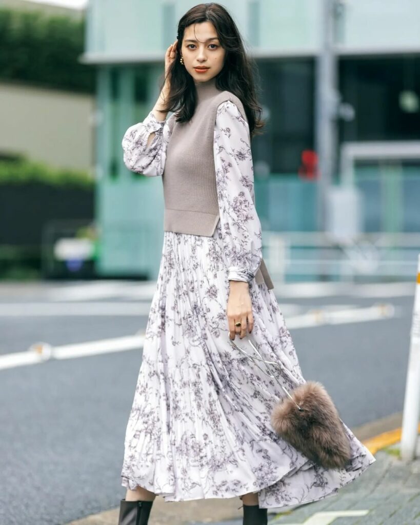 10月4日、今日の東京は晴れ朝晩くもり。最高気温29度、最低気温18度の予報です（気象庁調べ・17時発表）。

引き続き日中晴れ間が広がりそうな今日のコーデは、