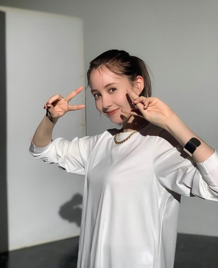 with11月号スタイリスト発偏愛ファッション講座「この1アイテムで人生変えてみませんか？」から玲奈のオフショットをお届け　⠀
⠀
カジュアルアイテムに思われが