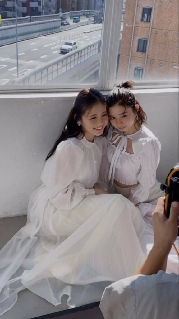 @seventeenjp_beauty ビジュアル撮影中の一コマ

ひよりの笑い方ってつられて笑っちゃうよね〜という話から、笑いのツボに入ってしまったふたり
真