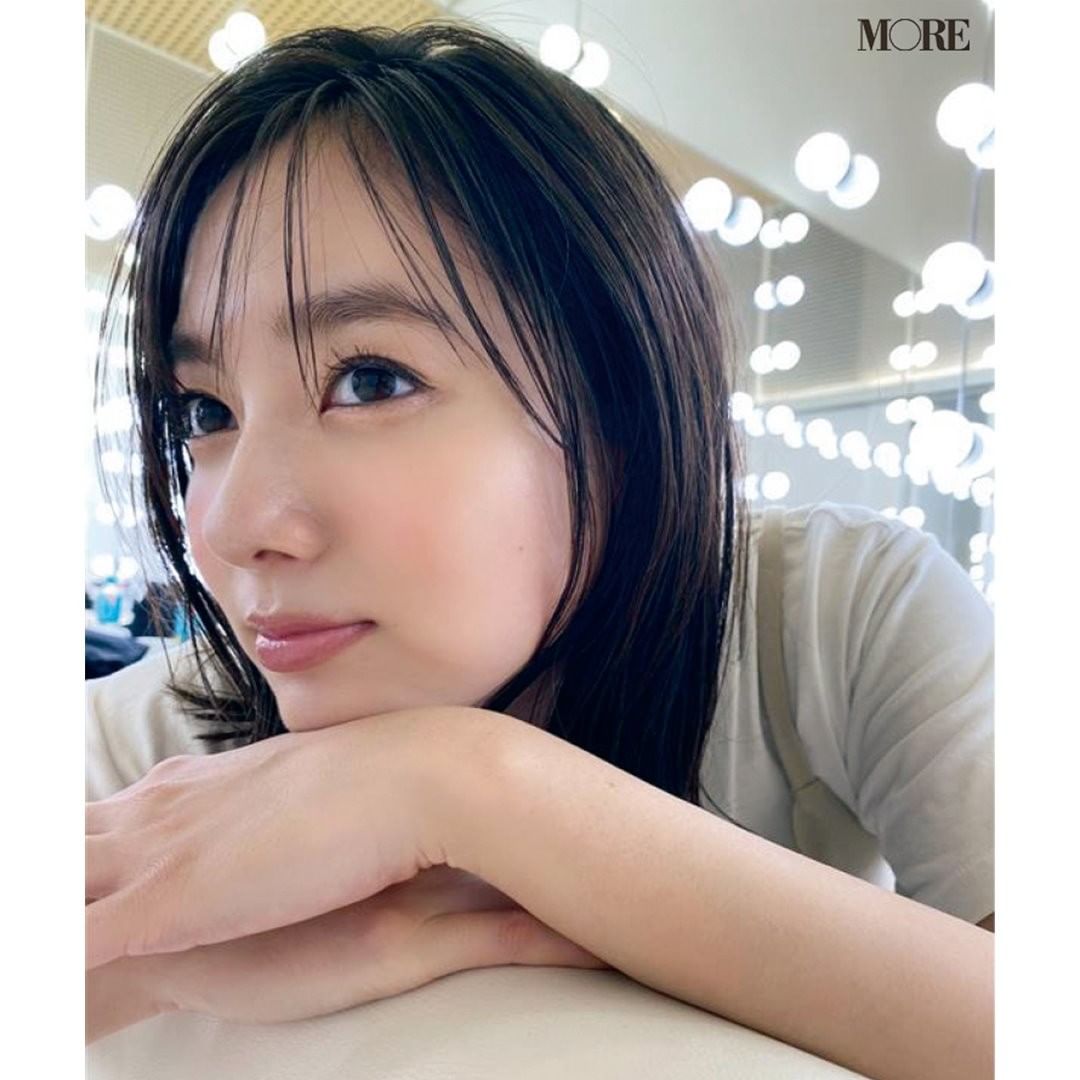 新川優愛のうるうるお肌をどアップで More11月号オフショット 美肌女神 優愛氏をアップでお届け お肌がうるうるすぎて現場では 優愛ちゃんの出身地は埼 Magmoe