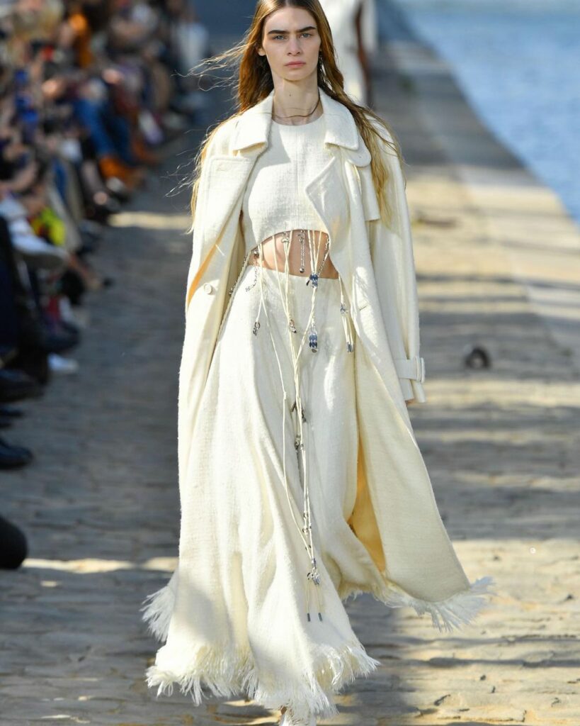 パリコレクション・ポート:「クロエ」の会場は、ノートルダム大聖堂を見渡せるセーヌ川沿い。お天気にも恵まれ、心地よい風が吹き抜ける中で、ブランドらしい優しいカラー パリコレクション・ポート:「クロエ」の会場は、ノートルダム大聖堂を見渡せるセーヌ川沿い。お天気にも恵まれ、心地よい風が吹き抜ける中で、ブランドらしい優しいカラー