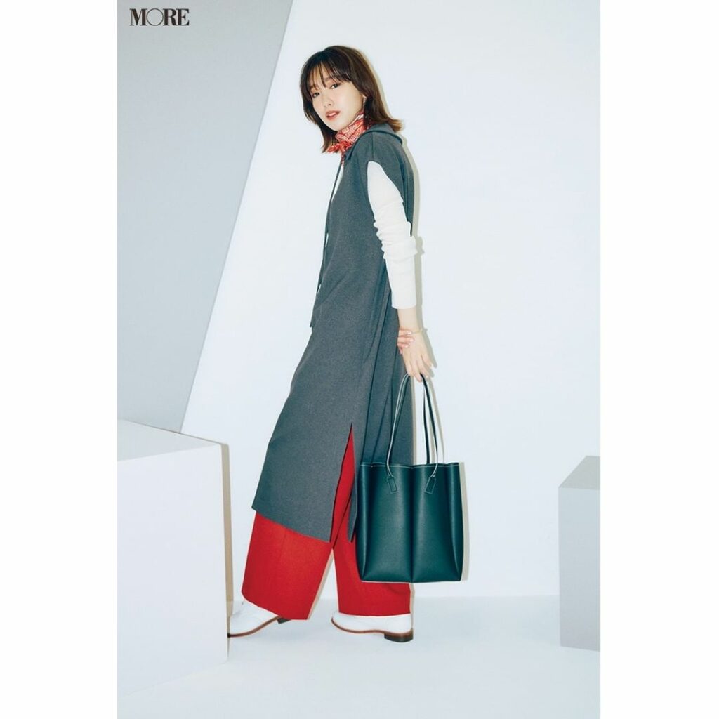 オフィスコーデを新鮮にする！
【グレーを使った配色テクニック】

◆カッコいいグレーは鮮やか色でトリコロール
ちょい辛口で落ち着きのあるグレーが明るくなり、鮮や