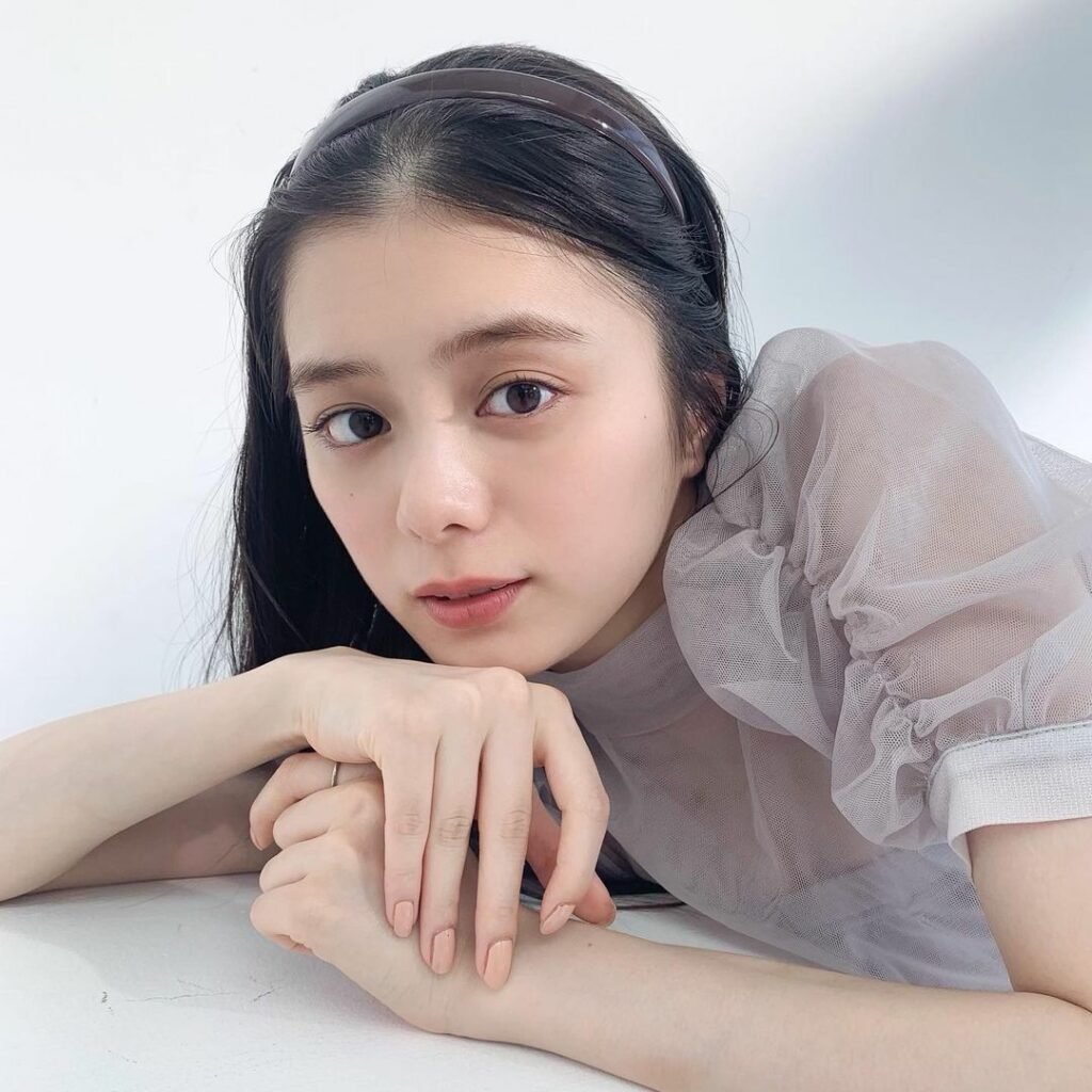 まつ毛を「上げる派」の子も、「上げない派」の子も必見 ノンノ11月号では、それぞれ1番可愛くなれるまつげの作り方を紹介しています

こちらの紺ちゃんは、噂の“す