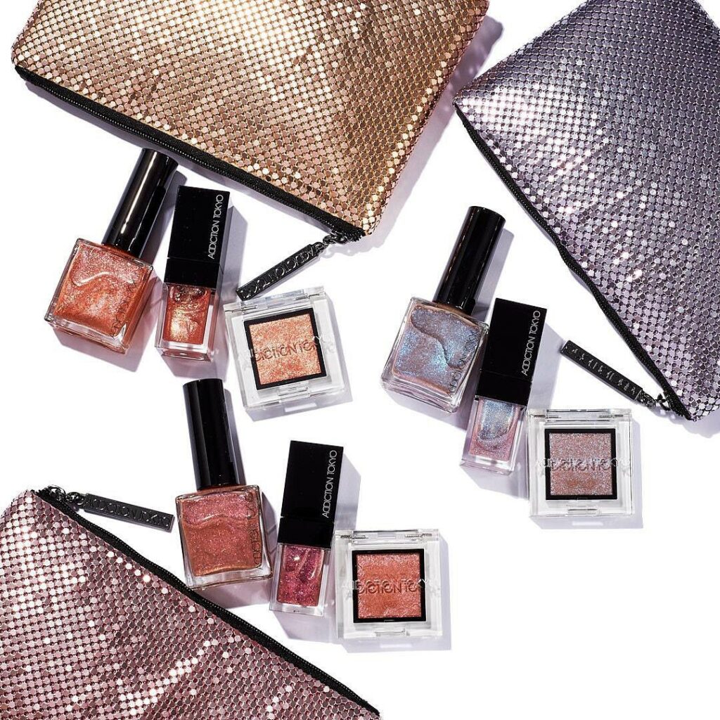 偏光ラメが美しすぎる…！

【アディクション】の2021年ホリデーコレクションが登場！華やかなシーズンの幕開けです

セットされたリップオイルとネイルポリッシュ