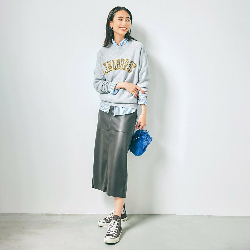 ／⁠⁠
このコーデを真似したいと思ったら、⁠⁠
コメントにをください！⁠⁠
＼⁠⁠
.⁠⁠
10月9日(土)、⁠⁠
ちょっぴりモードな「レザースカート」は、⁠⁠