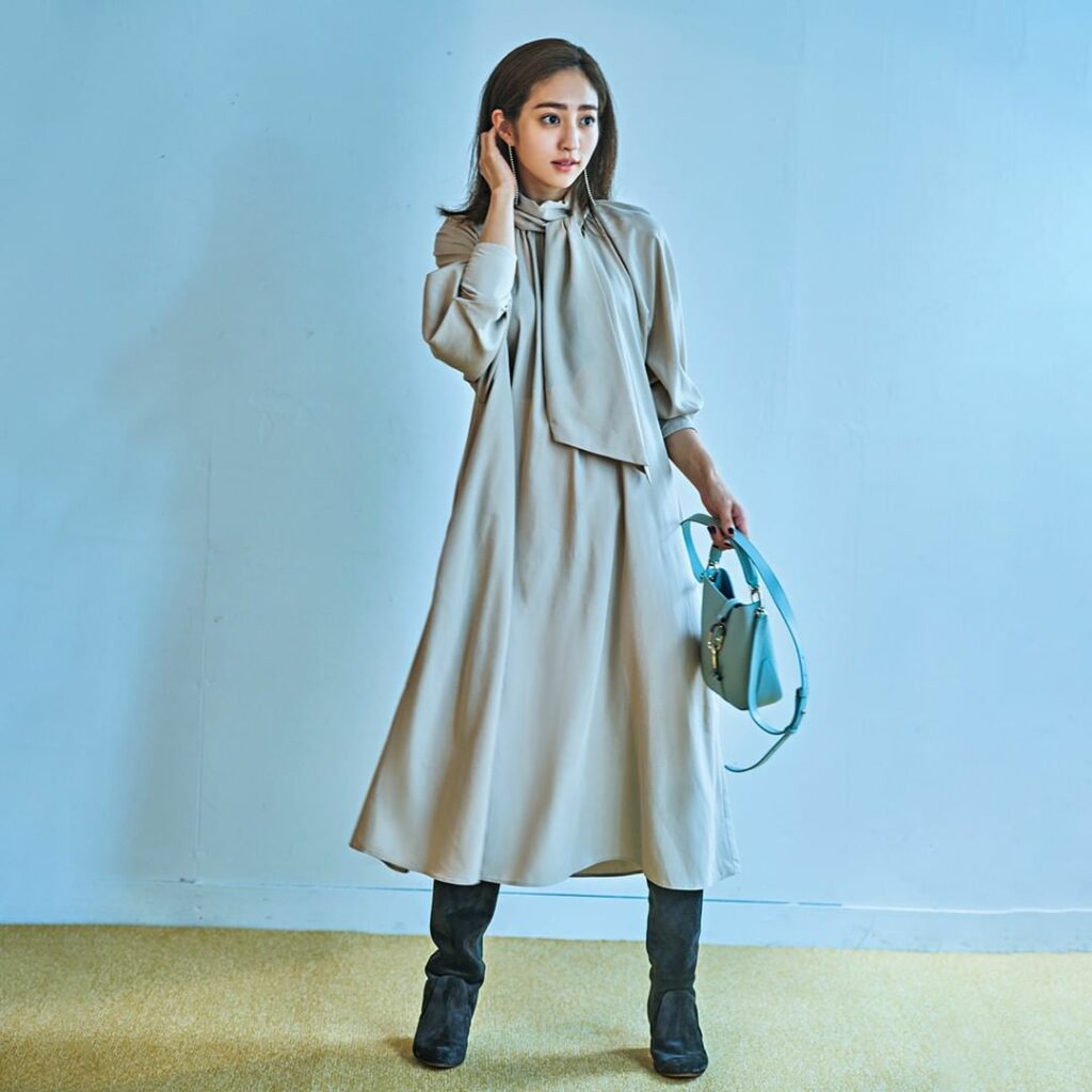 ／⁠
このコーデを真似したいと思ったら、⁠
コメントにをください！⁠
＼⁠
.⁠
10月14日(木)、⁠
膨張して見えがちな淡めのグレージュワンピは、⁠
Aライ