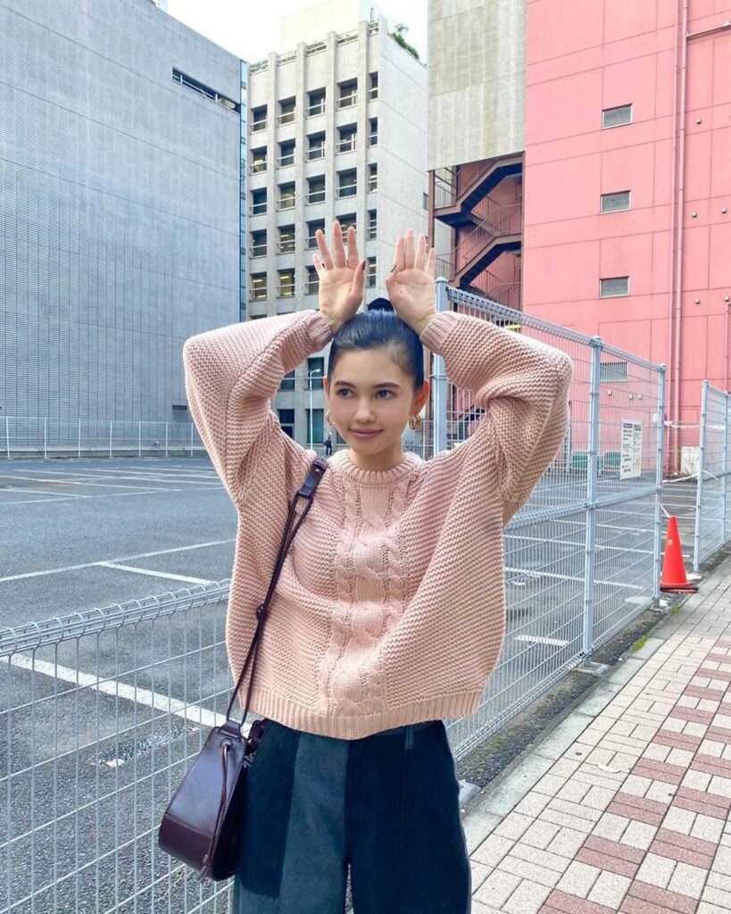 2PINK撮影現場から愛花のオフショット
第三弾をお届け
秋冬の定番、ケーブルニットは
毎年着てもハズレがない必須アイテム!
今年大注目のパッチワークデニムを 2PINK撮影現場から愛花のオフショット
第三弾をお届け
秋冬の定番、ケーブルニットは
毎年着てもハズレがない必須アイテム!
今年大注目のパッチワークデニムを