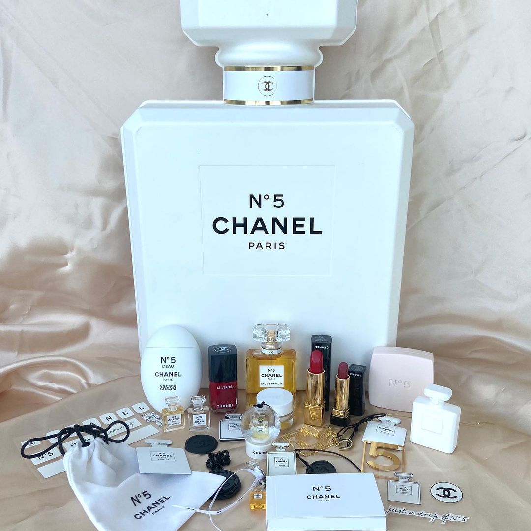 #CHANEL 】N°5のアドベントカレンダー速報！人気アイテムや限定品が27個も詰まった夢のコフレが登場10/15シャネル オンライン .