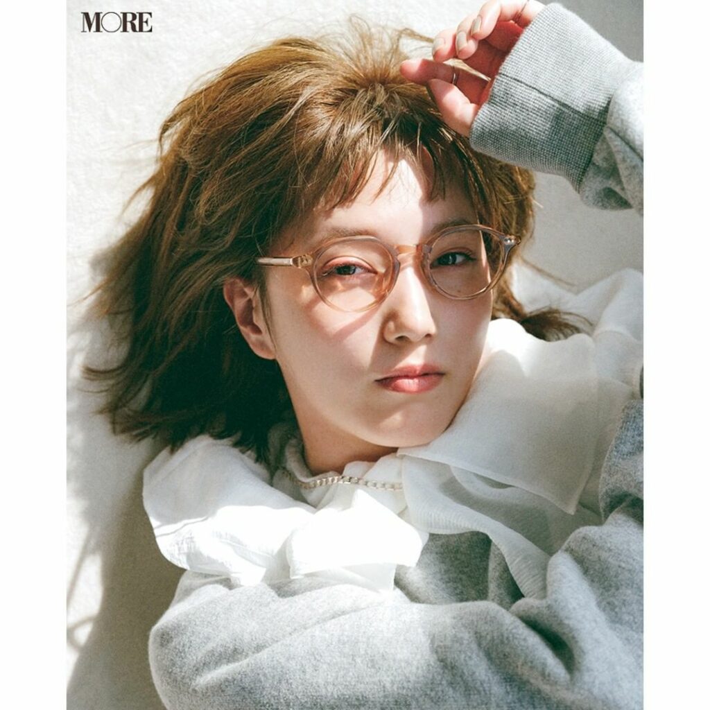 【本田翼が気になる秋トレンド! 】
◆ビッグカラーブラウスのトレンド感をアイラインのワンポイントでさらっと
デカ衿ブラウスって着るだけでこなれ感が出て、まさ 【本田翼が気になる秋トレンド! 】
◆ビッグカラーブラウスのトレンド感をアイラインのワンポイントでさらっと
デカ衿ブラウスって着るだけでこなれ感が出て、まさ