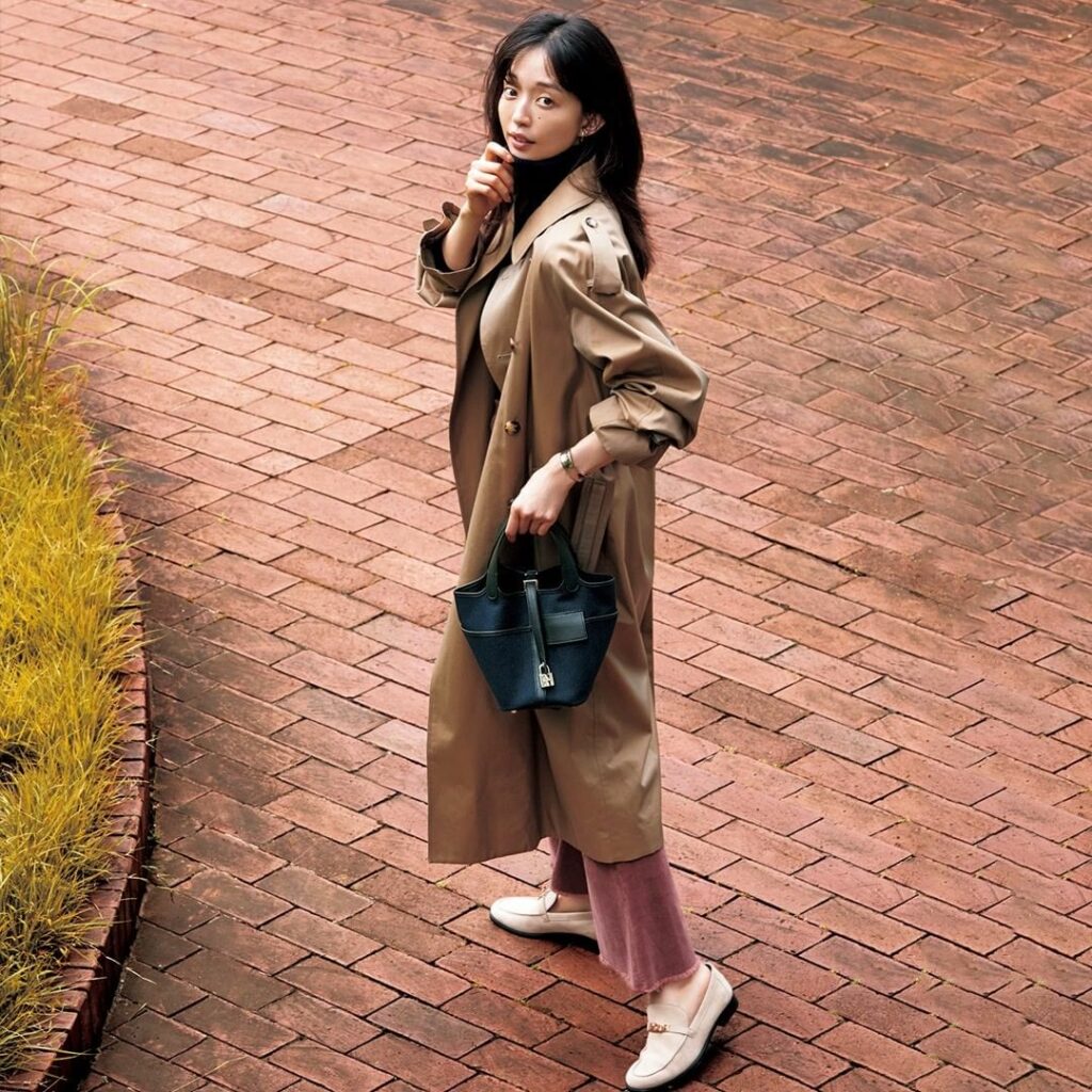 ／⁠
このコーデを真似したいと思ったら、⁠
コメントにをください！⁠
＼⁠
.⁠
10月17日(日)、⁠
ベージュのトレンチコートを今っぽく着るなら、⁠
くすみ