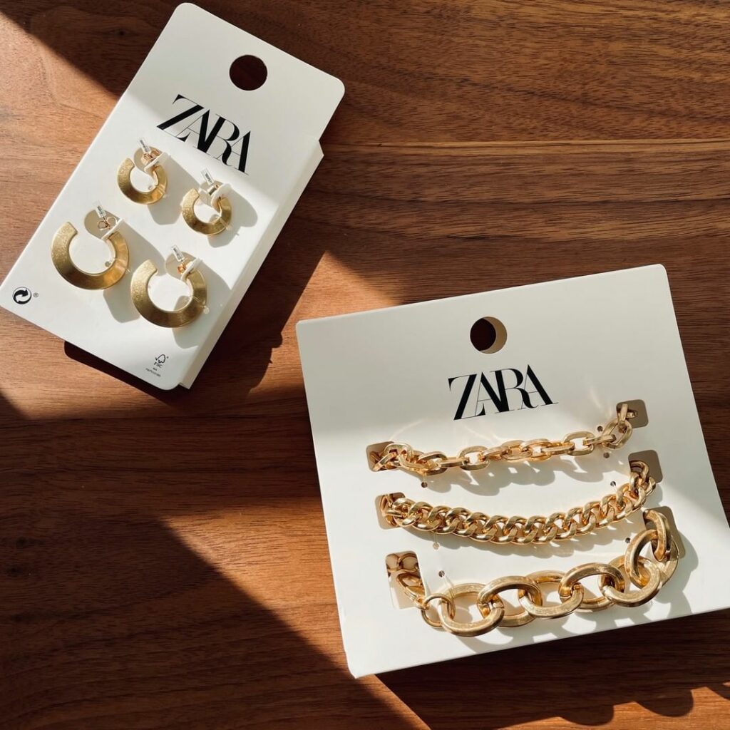 【身長150cmエディターchiakiの30代おしゃれTIPS】
個性派フープピアスとチェーンブレスレット。これ、どちらもZARAでなんです
ZARAのアクセと 【身長150cmエディターchiakiの30代おしゃれTIPS】
個性派フープピアスとチェーンブレスレット。これ、どちらもZARAでなんです
ZARAのアクセと