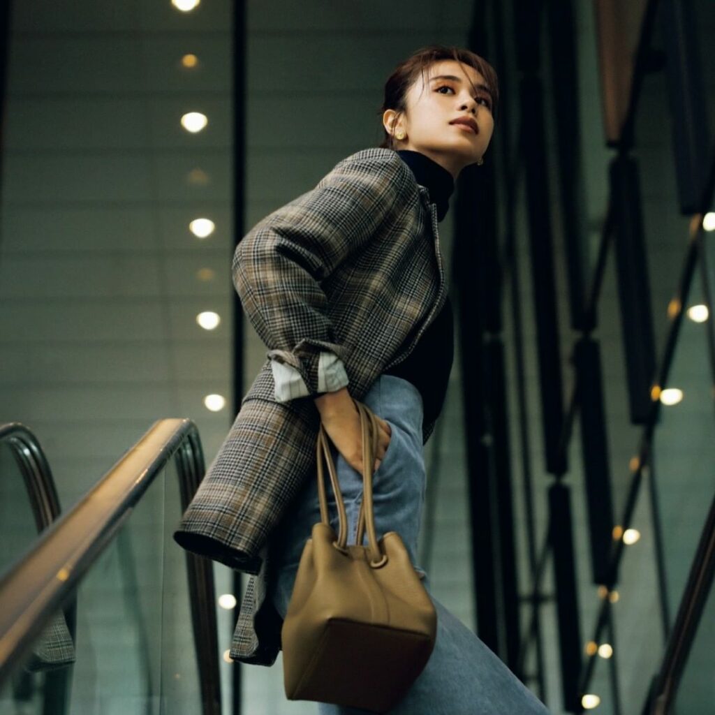 【10月18日（月）このコーデが好きな人はをコメントしてね！】

そろそろ本気で、いわゆるスーツではない端正なジャケットを持つべきとき

アウターではなく、ター