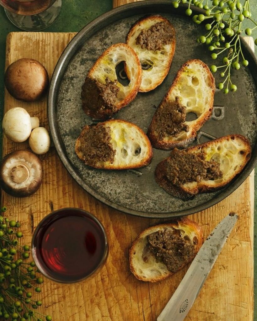 【#きのこレシピ 】きのこがおいしい季節におすすめ！今日は、ワインに合うおつまみレシピをご紹介。
マッシュルームをじっくり炒めて旨みを引き出した、シンプルなが