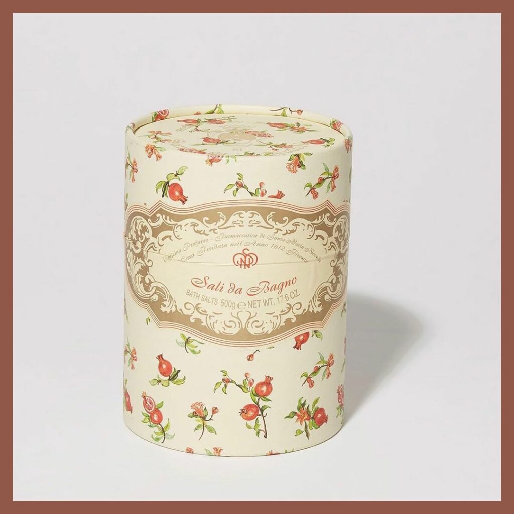 秋の深まりを感じる今、恋しくなるのがお風呂の時間
エディターお気に入りの「サンタ・マリア・ノヴェッラ」のバスソルトは、人気のオーデコロンのひとつ「ザクロ」の香 秋の深まりを感じる今、恋しくなるのがお風呂の時間
エディターお気に入りの「サンタ・マリア・ノヴェッラ」のバスソルトは、人気のオーデコロンのひとつ「ザクロ」の香