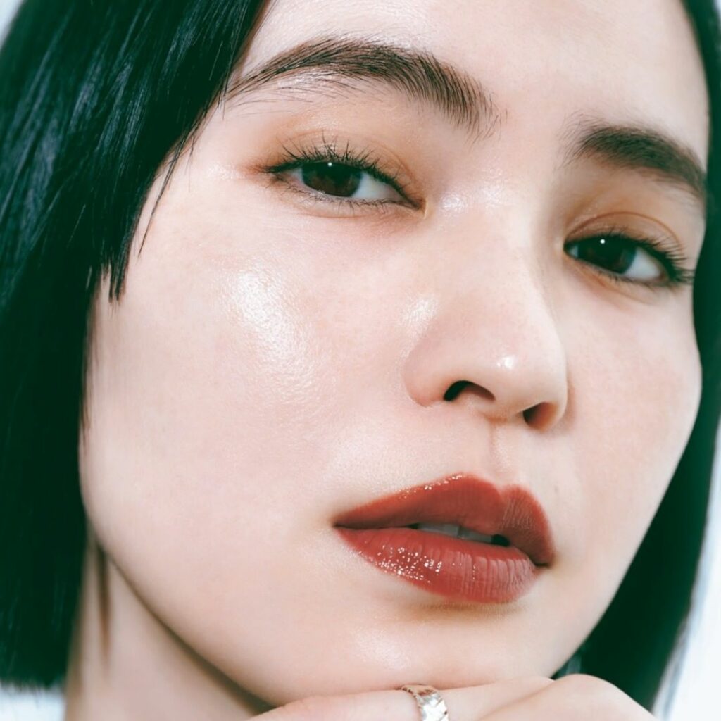 【10月23日(土)このメイク、マネしたいと思ったらをコメントしてね!】
朝のツヤ出し短縮ルート
❶ちょっとイケてない日もツヤ玉をちりばめれば、即、いい感じ 【10月23日(土)このメイク、マネしたいと思ったらをコメントしてね!】
朝のツヤ出し短縮ルート
❶ちょっとイケてない日もツヤ玉をちりばめれば、即、いい感じ