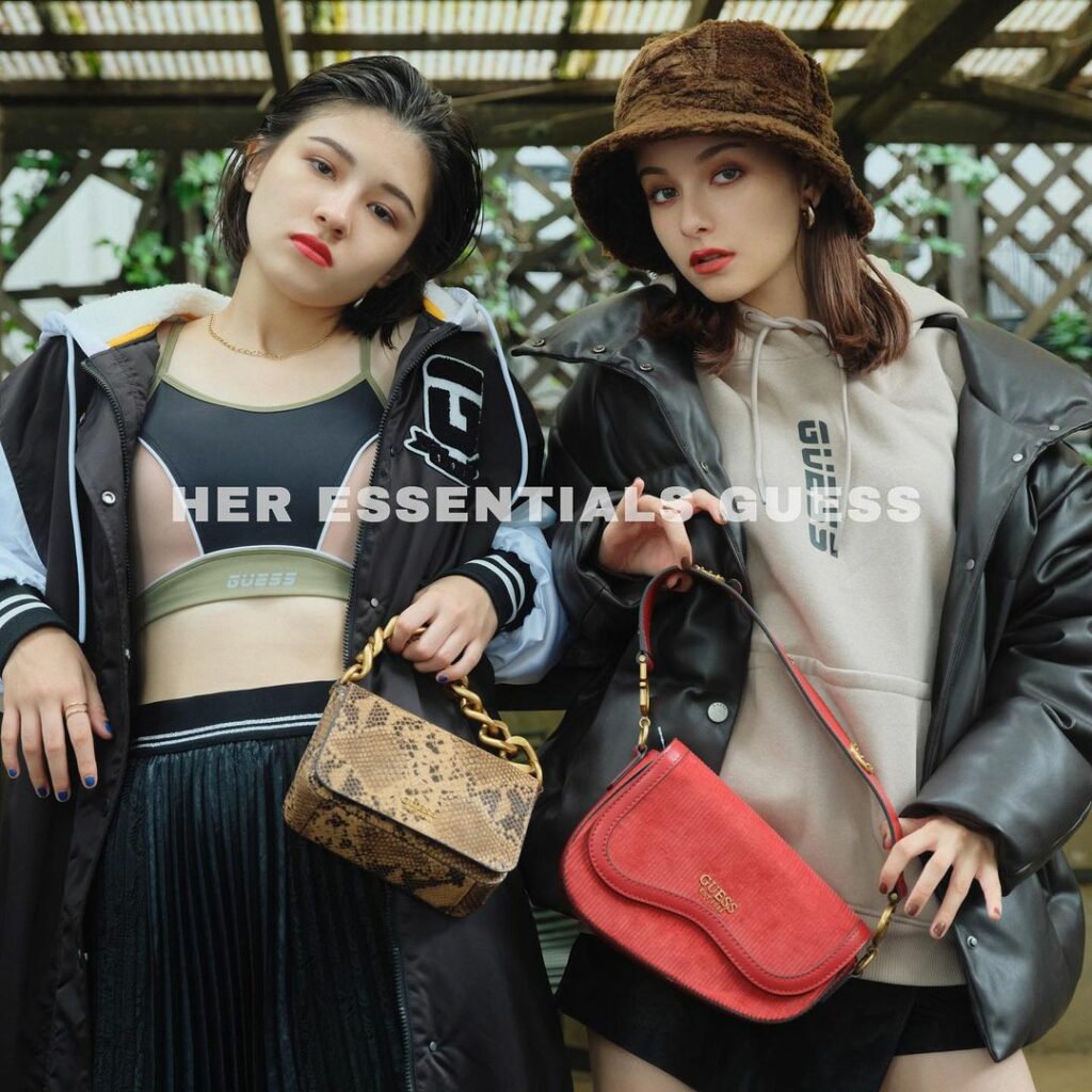 このバッグ
かわいすぎやしませんか・・・？
GUESSの派手カワミニバッグ
ディテールまでこだわったデザインが
本当に素敵なんです♡
秋冬のスタイリングにもハマ