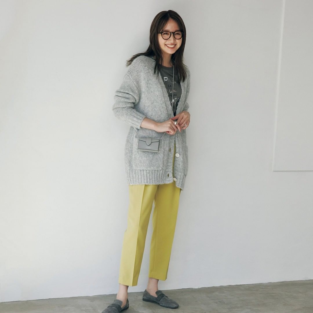 10 26 今日のコーデ カラーパンツ グレートップス ロゴ イエローの快活な装いは グレーでやわらかくまとめたい まだまだ着たいロゴカットソーは Magmoe