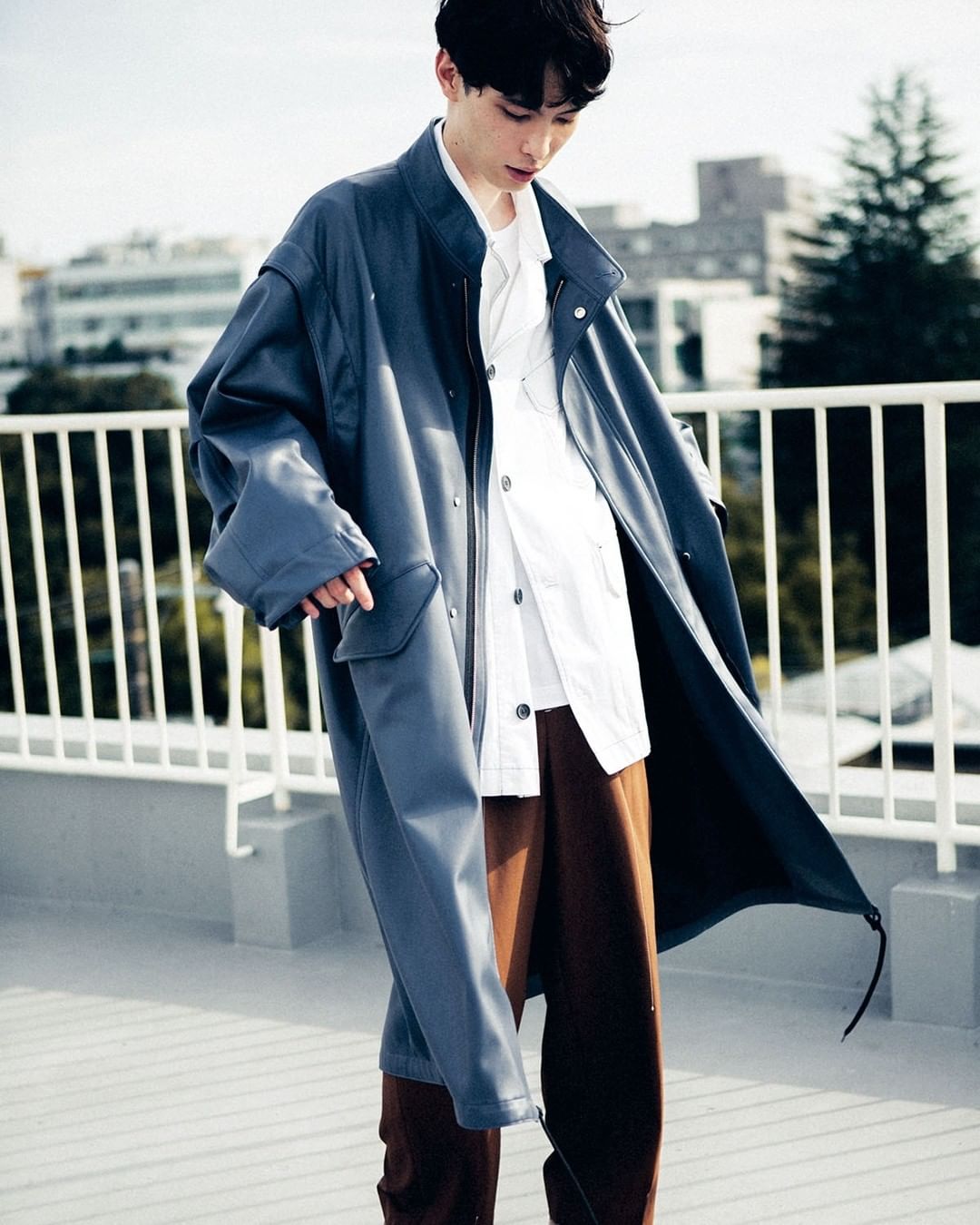 やさしい レザーといったら いまのトレンドでもある環境に配慮したアイテムに注目したい 鮮やかなブルーが印象的な メゾンスペシャル のロングコートは 袖のつ Magmoe やさしい レザーといったら いまのトレンドでもある環境に配慮したアイテムに注目したい 鮮やかなブルーが印象的な メゾンスペシャル のロングコートは 袖のつ Magmoe