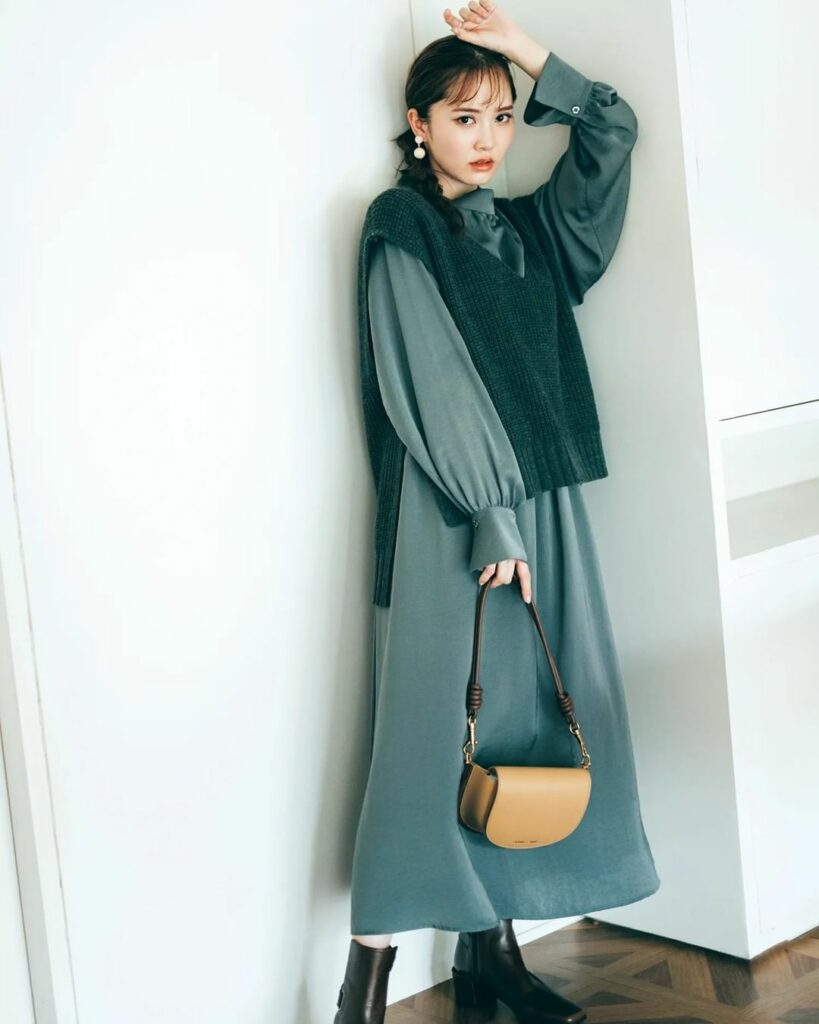 10月25日、今日の東京はくもり夜雨。最高気温18度、最低気温9度の予報です（気象庁調べ・17時発表）。

日中曇り空が広がりそうな今日のコーデは、渋めセージグ