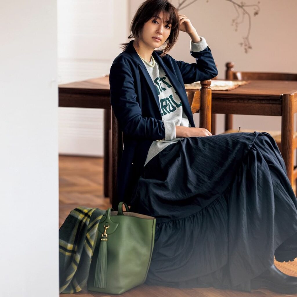 ／⁠
このコーデを真似したいと思ったら、⁠
コメントにをください！⁠
＼⁠
.⁠
10月28日(木)、⁠
引き続きトレンドの「ロゴスウェット」は、⁠
ネイビーの