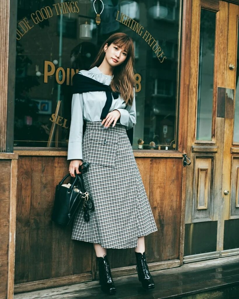 10月28日、今日の東京は晴れ時々くもり。最高気温22度、最低気温12度の予報です（気象庁調べ・17時発表）。

晴れ間も期待できそうな今日のコーデは、アシンメ