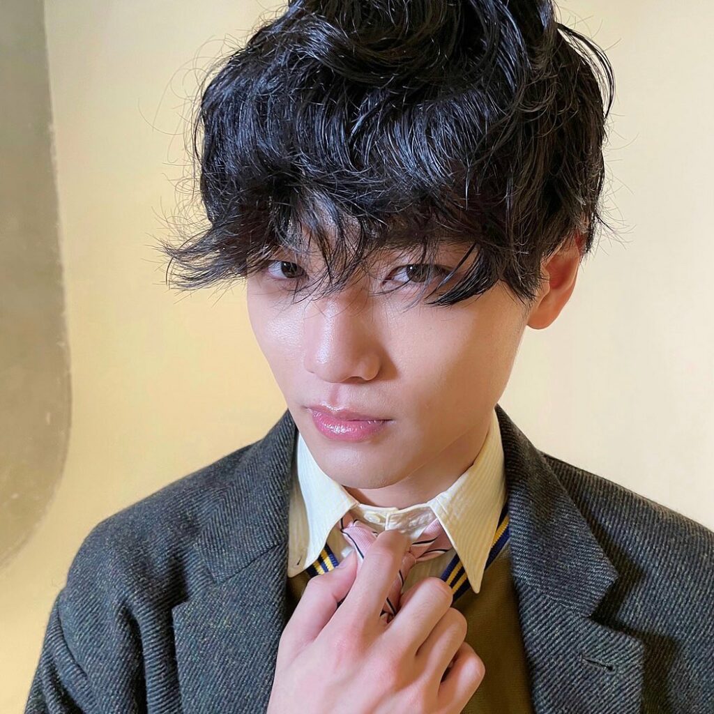 ViVi12月号
「月刊 ViVi国宝級イケメン」連載より
中川大輔さんのオフショットをお届け

圧倒的な存在感を放つ中川さん
今回は美大出身、メンズノンノモデ