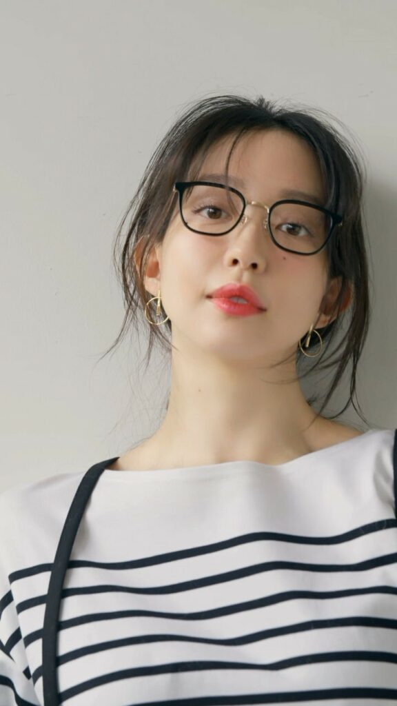 注目のサステナブランド「THREE SQUARE」と
CLASSY.の今月のコラボアイテムは…
ボアブルゾン＆サスペンダーパンツ。

ボアブルゾンは、今っぽさと