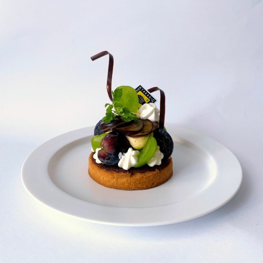 ジェムのように輝くぶどうが、これでもかというほど飾られています
ヴィジュアルの華やかさも素晴らしいですが、タルト生地の美味しさも抜群。外はざっくりで、中はむっち ジェムのように輝くぶどうが、これでもかというほど飾られています
ヴィジュアルの華やかさも素晴らしいですが、タルト生地の美味しさも抜群。外はざっくりで、中はむっち