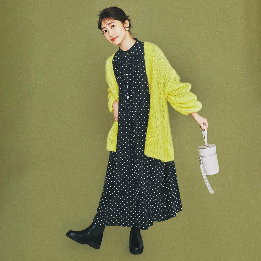 ／⁠
このコーデを真似したいと思ったら、⁠
コメントにをください！⁠
＼⁠
.⁠
11月1日(月)、
フェミニンコーデの定番「ドットワンピ」は、
切り替えのない