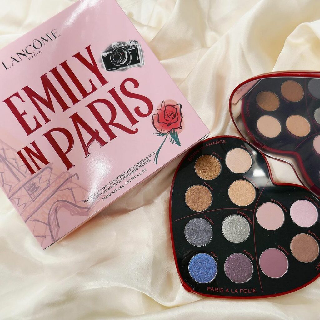 ランコムが、大人気Netflixシリーズ「エミリー、パリへ行く」とコラボレーション。長年ランコムのミューズを務めるリリー・コリンズが演じるエミリーの、何にでも果 ランコムが、大人気Netflixシリーズ「エミリー、パリへ行く」とコラボレーション。長年ランコムのミューズを務めるリリー・コリンズが演じるエミリーの、何にでも果