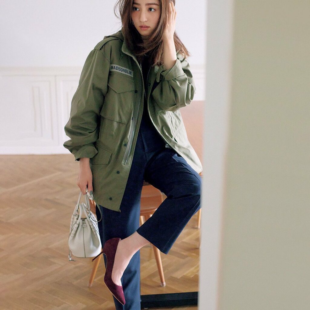 ／⁠
このコーデを真似したいと思ったら、⁠
コメントにをください！⁠
＼⁠
.⁠
11月2日(火)、
ネイビーのテーパードパンツを
ニットに合わせた通勤コーデは