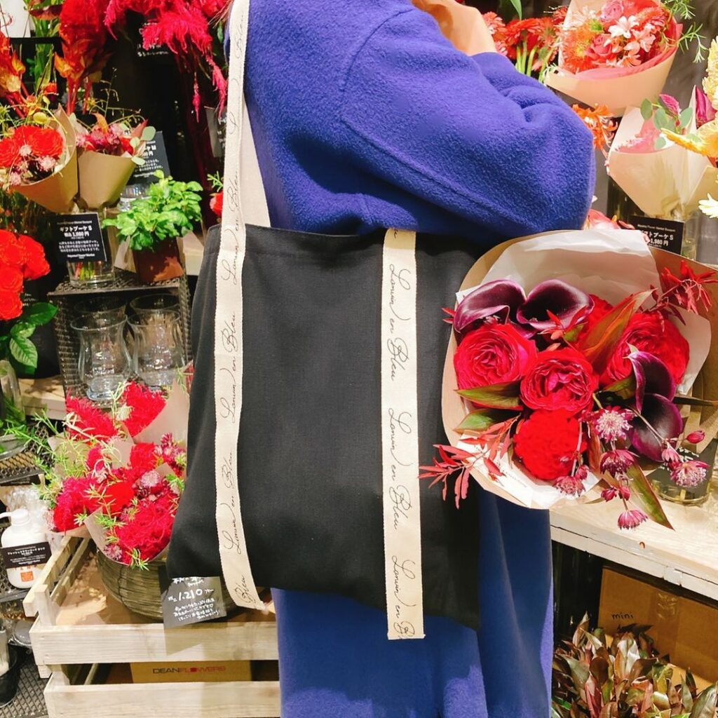 発売中の美人百花11月号の付録はLANVIN en Bleu のリボントートバッグ
こちらのバッグ、デザインはもちろんサイズ感も最高って大好評なんです
実はラン 発売中の美人百花11月号の付録はLANVIN en Bleu のリボントートバッグ
こちらのバッグ、デザインはもちろんサイズ感も最高って大好評なんです
実はラン