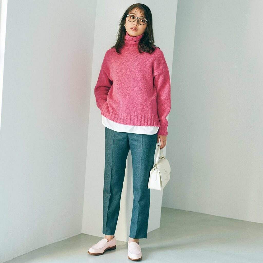 ／⁠
このコーデを真似したいと思ったら、⁠
コメントにをください！⁠
＼⁠
.⁠
11月8日(月)、⁠
キレイ色ニットは、すっきりとした⁠
「テーパードパンツ」