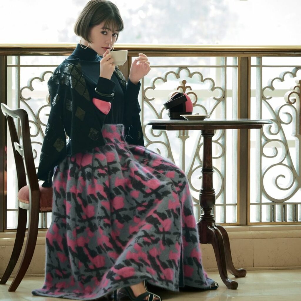 リラックスできる“ニット”が主役のドレスアップが今の気分♪
午後の優雅なティータイムには、リラックス気分を後押ししてくれるボリューミイなニットスカートとカーディ