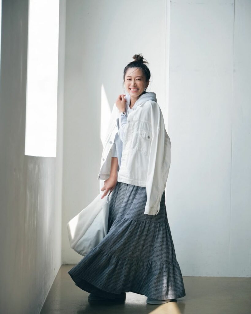 このコーデが気に入ったらいいね＆コメントで教えてください

【大人にうれしい“映えるグレー”】

華やかな揺れ感と
グレーを基調とした表情豊かなツイード素材が