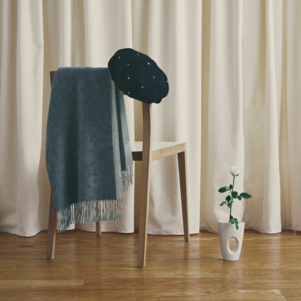 せっかくニットを新調するなら、10年後も愛せる至高の名品をぜひ
写真1枚目は #エルメス。とろけるような質感のカシミヤ・ダブルフェイスストールと、カシミヤに「 せっかくニットを新調するなら、10年後も愛せる至高の名品をぜひ
写真1枚目は #エルメス。とろけるような質感のカシミヤ・ダブルフェイスストールと、カシミヤに「