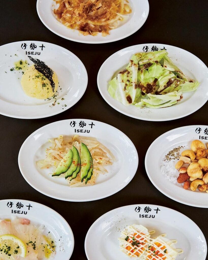 フードジャーナリスト・渡辺紀子さんのお墨付き
【神保町：洋食屋 伊勢十】

100円のおつまみが7種も。それも、半熟玉子のトリュフマヨネーズ、おまかせ・お刺