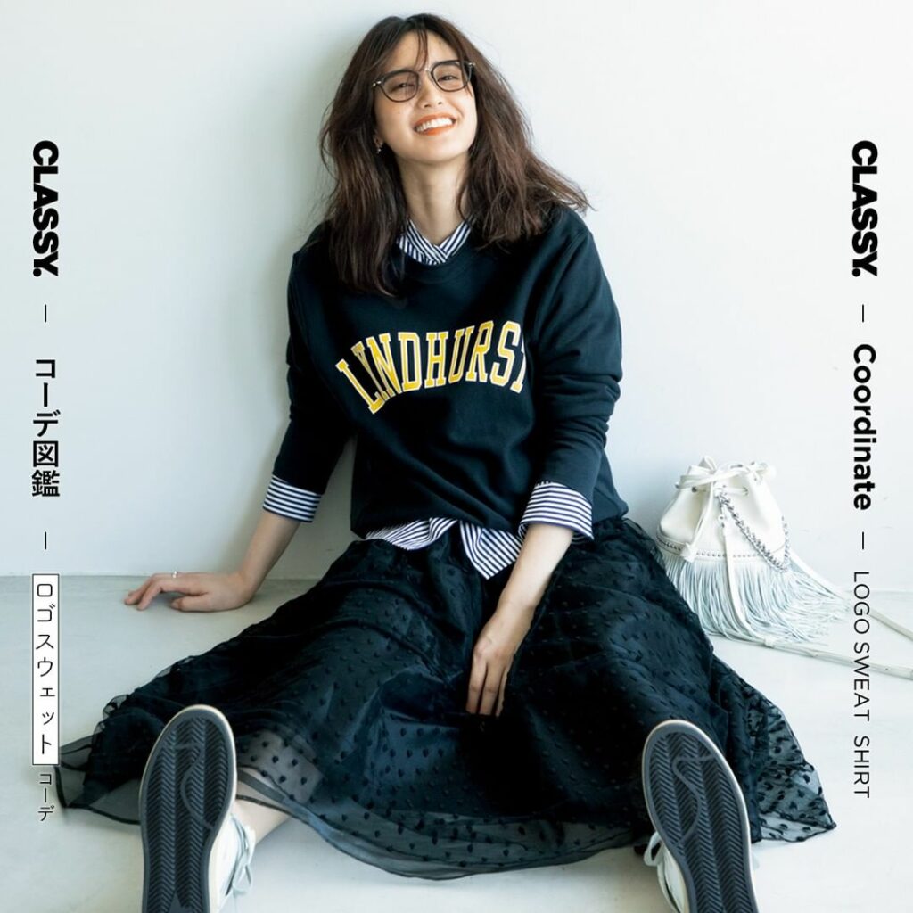 #CLASSY.コーデ図鑑
【大人でも可愛いロゴスウェットコーデ】

／
何枚目のコーデが好きですか？
コメントで教えてください
＼

じわじわとトレンド再来中