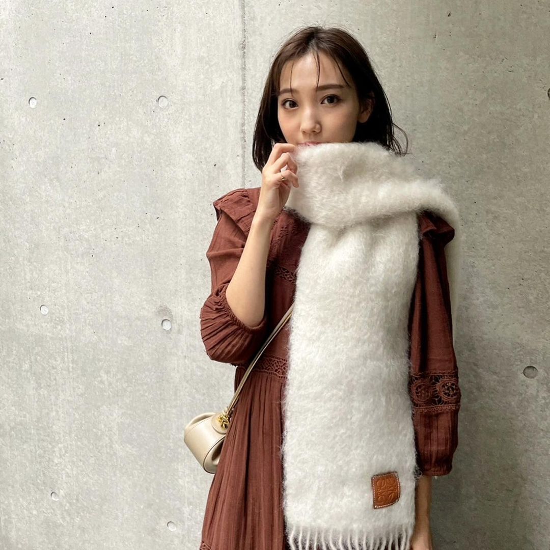 スタイリストたなべさおり Tanaberian が最近ゲットしたのは Loewe のマフラー 冬の白 はかわいいしモテ度も高そう と 白を即決メンズ Magmoe