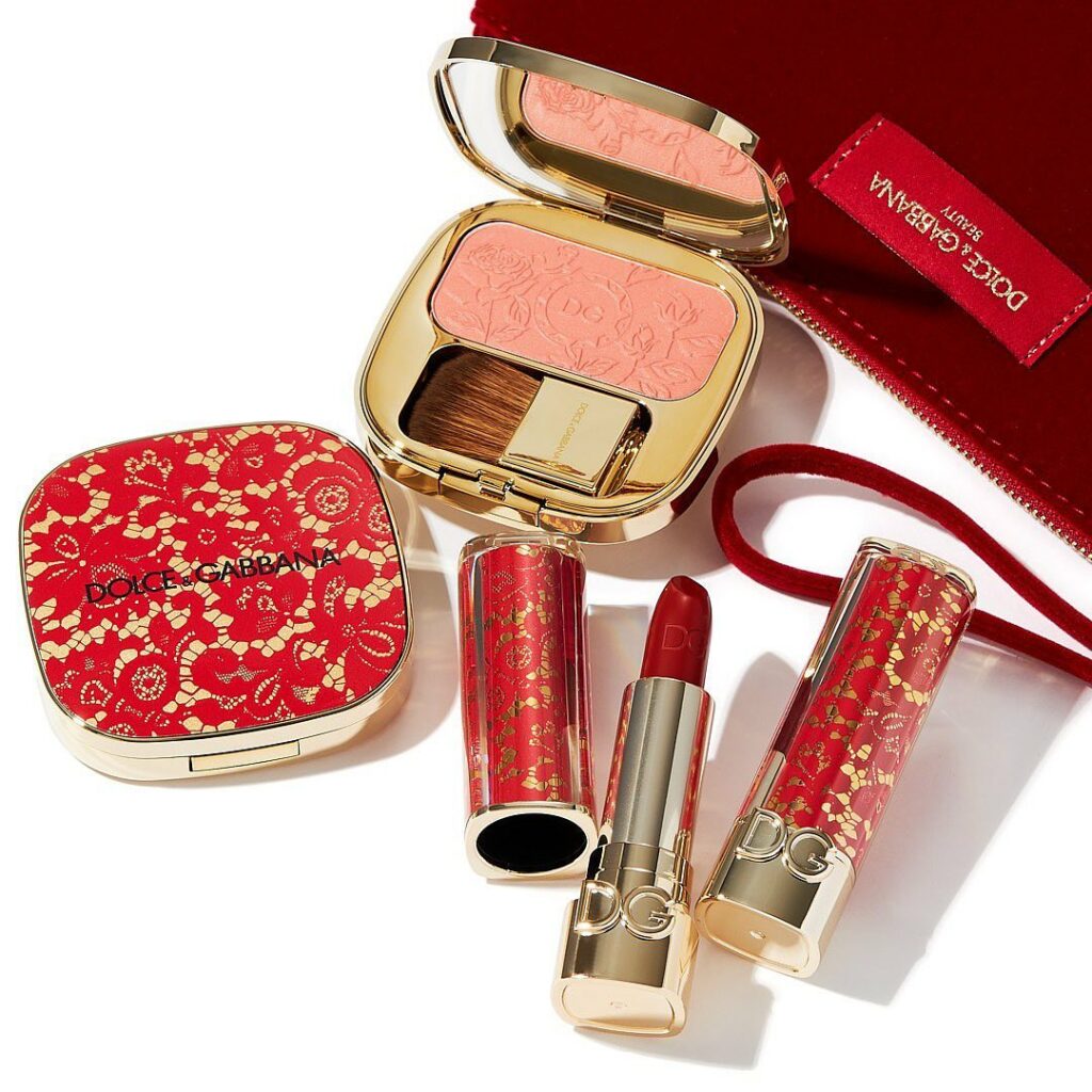 華やかで美しいメイクアップキット

【ドルチェ＆ガッバーナ ビューティ 】から、官能的なレッドレースで装飾されたチーク＆リップのキットがアットコスメビューティー