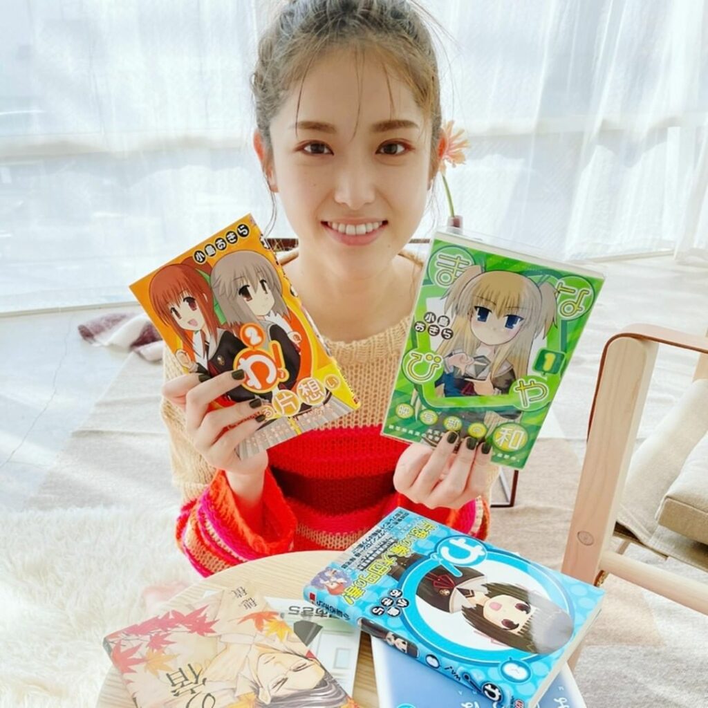 松村沙友理さんが、ずっと好きな漫画。
連載第2回は「家」をテーマに、素敵な椅子やインテリアに囲まれて、家時間の過ごし方や部屋づくりについて話していただいていいま